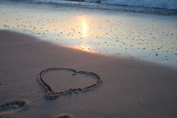 Zachód słońca nad morzem Bałtyckim oglądany z miłością.  © Ewa