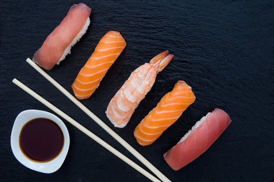 Sashimi piatto tipico della cucina giapponese a base di pesce crudo freschissimo servito con rafano grattugiato e salsa di soia.