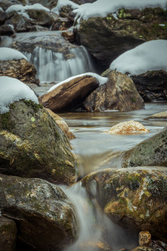 Bach im Winter