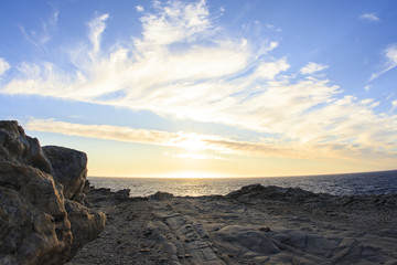 In Sardegna mare e cielo, acqua e rocce, tramonti e alba, un isola in Italia 