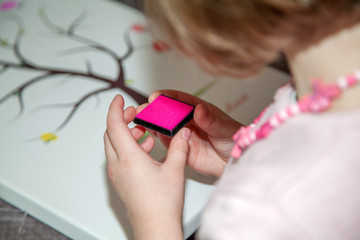 Kinder malen mit Stempelkissen