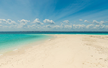 Fototapeta na wymiar sandbank with transparent turquoise water