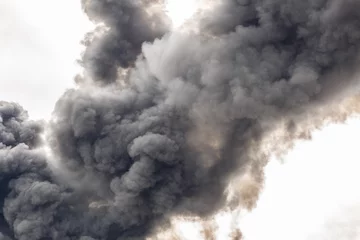 Foto op Plexiglas Rook Een dikke rook die een deel van de lucht bedekt