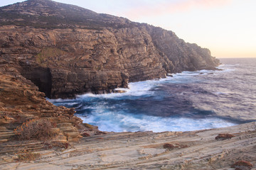 In Sardegna mare e cielo, acqua e rocce, tramonti e alba, un isola in Italia 