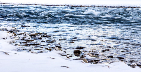 Eis und Schnee am winterlichen Fluss