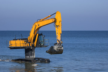 EXCAVATOR ON THE SEA SHORE © Wojciech Wrzesień