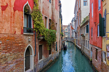 Fototapeta na wymiar Typical Venice canal with gondola