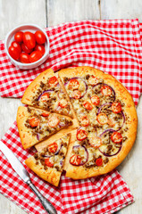 Minced meat tomato red onion pizza