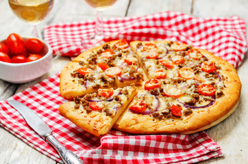 Minced meat tomato red onion pizza