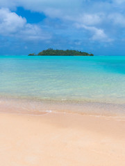 Obraz premium Einsame Insel und Sandstrand mit blauen klarem Wasser auf Aitutaki