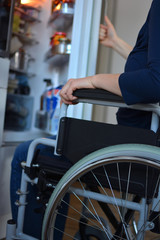 Fototapeta premium Junge Frau im Rollstuhl
