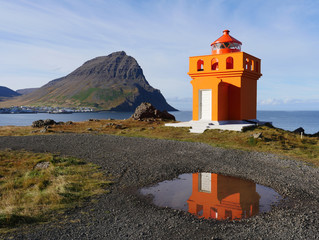 Der Leuchtturm Ósvör bei Bolungarvik in den Westfjorden von Isla
