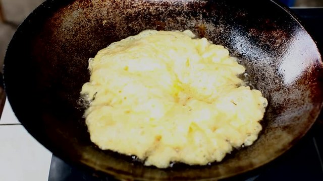 frying egg in pan