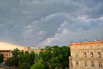 Burzowe niebo nad miastem