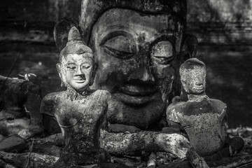 Ancienne statue bouddhiste, t&ecirc;te de Bouddha, relique et vestige bouddhistes, Wat Umong, Chiang Mai, Thailande