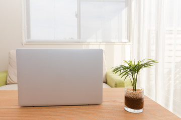 リビングルームとノートパソコン