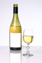 wino  z kieliszkiem