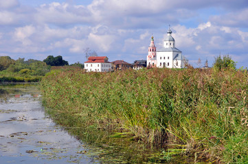 Fototapeta na wymiar The view of the city of Suzdal and the river Kamenka