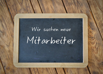 Fototapeta premium Wir suchen neue Mitarbeiter auf Schiefertafel