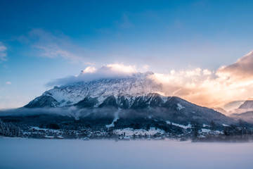 Fototapeta na wymiar Wintermorgen am Zugspitzmassiv