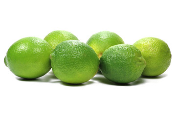 Limetten isoliert auf weißem Hintergrund