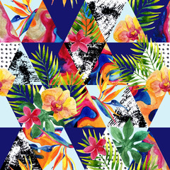 Triangles abstraits de grunge et de marbre avec des fleurs tropicales, des feuilles.
