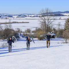 Radsportler tragen Ihre Räder im Schnee bergauf