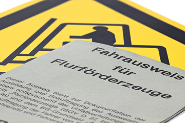 Fahrausweis für Flurförderzeuge mit Gefahrenschild isoliert auf weißem Hintergrund