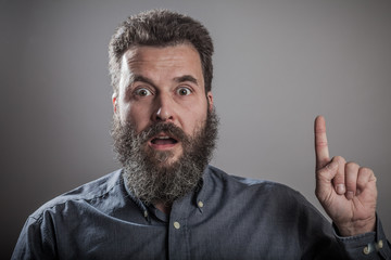 Idee, Erleuchtung, Mann mittleren Alters mit Vollbart, dunkles H