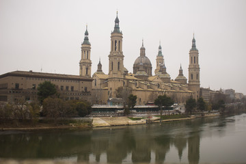 Fototapeta na wymiar Catedral del pilar, en Zaragoza.