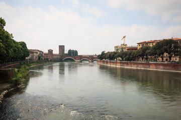 fiume Adige e ponte di Castel Vecchio a Verona