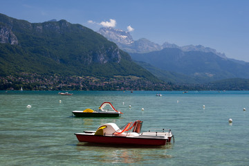 Fototapeta na wymiar Lac d'Annecy, pedalos
