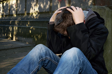 adolescent triste extérieur