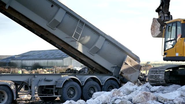 d&eacute;chargement d'un camion ben vid&eacute;o 4k