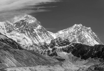 Obrazy na Szkle  View of Mt. Everest (8848 m) and Lhotse (8516 m) from the Ngozumba Tsho ( the fifth Gokyo lake ) - Nepal, Himalayas (black and white)