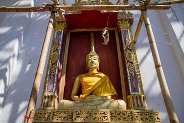 Obraz premium Golden Buddha Statue in under construction temple at Wat Somdej