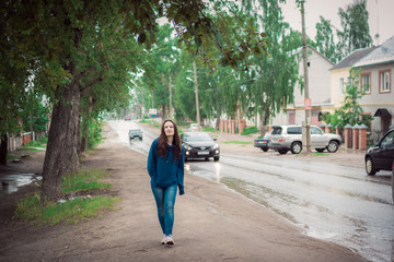 Fototapeta na wymiar the girl in blue clothes walks around the city
