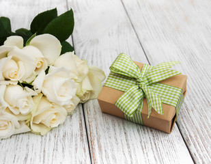 Obraz na płótnie Canvas White roses and gift box