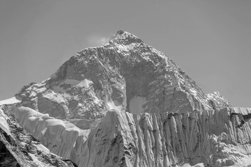 Het uitzicht vanaf de Chhukhung Ri op de vijfde ter wereld ter hoogte van de berg Makalu (8481 m) - Nepal, Himalaya (zwart-wit)