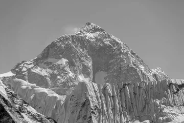 Keuken foto achterwand Makalu Het uitzicht vanaf de Chhukhung Ri op de vijfde ter wereld ter hoogte van de berg Makalu (8481 m) - Nepal, Himalaya (zwart-wit)