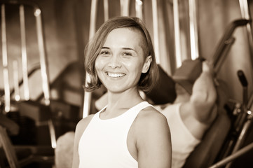Obraz premium Woman taking break and sitting on bench during workout