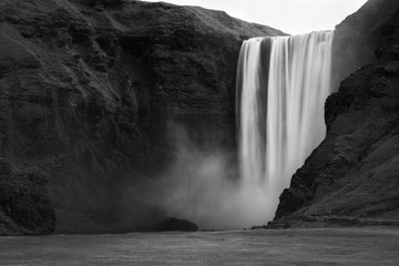 Obrazy na Plexi  Wodospad Skogafoss w czerni i bieli