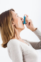 femme asthmatique qui aspire avec un spray