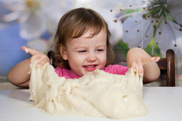 Девочка готовит хлеб, пирог - obrazy, fototapety, plakaty