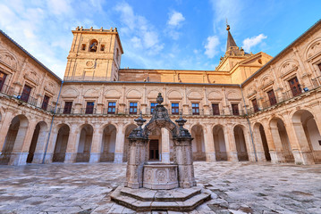 Patio del Monasterio de Santiago de Uclés, Cuenca, España