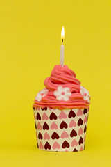 Cupcake mit Dekoration und Kerze