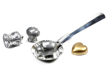 Löffel für Bleigießen mit Figuren isoliert auf weißem Hintergrund