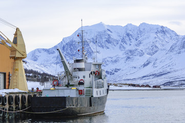 Trawler in einem kleinen Hafen in den norweischen Lyngen Alps