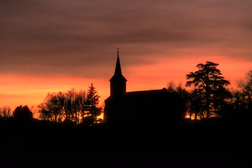 Obraz premium Zachód słońca z kościołem w chińskim cieniu