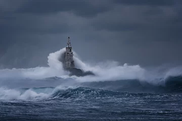 Türaufkleber Küste Stürmischer bewölkter Tag. Dramatischer Himmel und riesige Wellen am Leuchtturm, Achtopol, Bulgarien